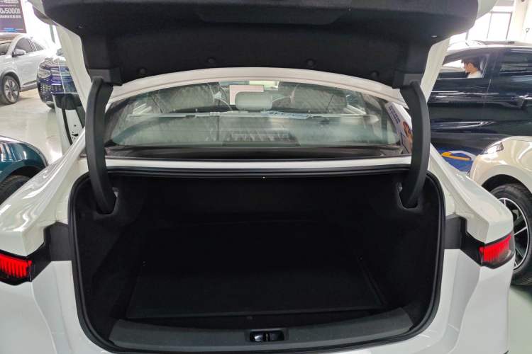 Used Nissan N7 2025 510 Max Trunk