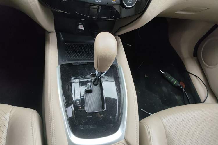 Used Nissan X-Trail 2014 2.0L CVT Smart Edition 2WD Gear Lever