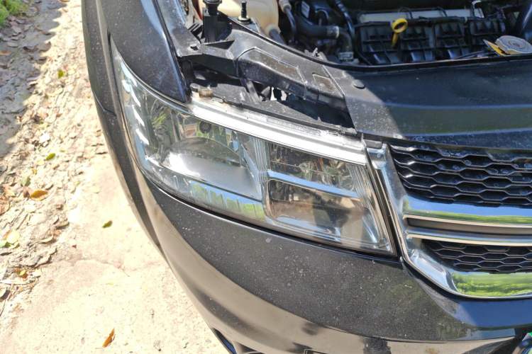 Used Dodge Journey 2013 2.4L Two-Wheel Drive Luxury Version Right Front Headlight