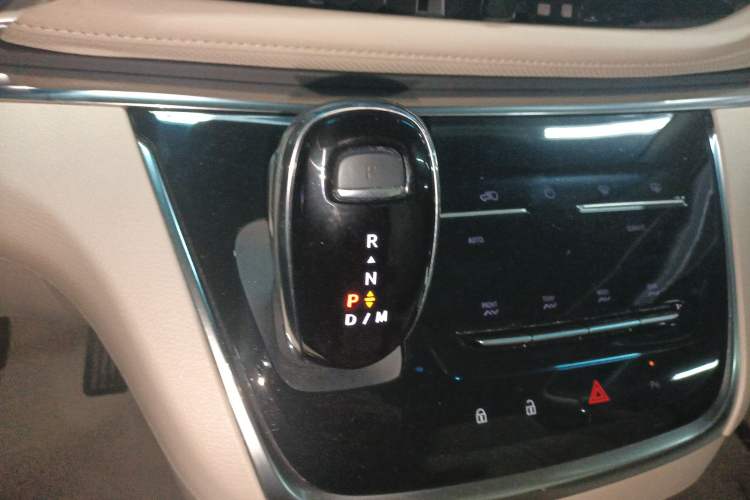 Used Buick GL8 2023 Facelifted Land Cruiser Executive Luxury Version
