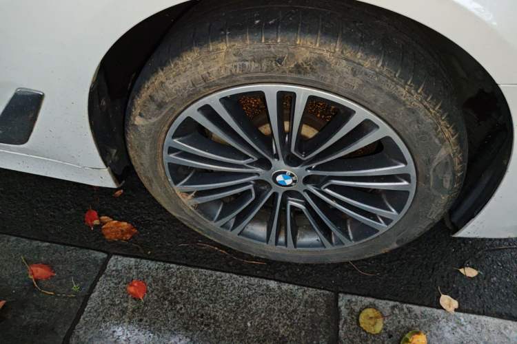 Used BMW 5 Series 2019 525Li Luxury Package Right Front Wheel Hub