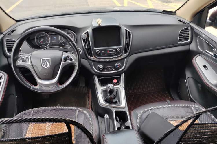 Used Baojun 560 2015 1.8L manual luxury version Center Console