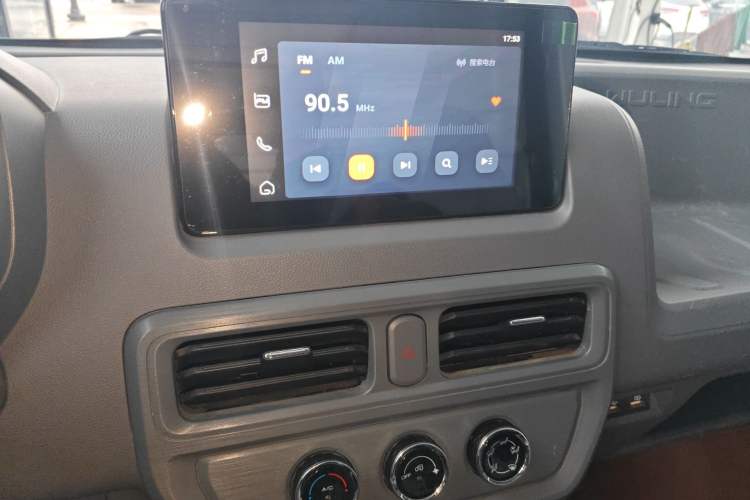 Used Wuling Yangguang 2024 300km Comfort Version with Sealed Windows 60kW Audio And AC Panel