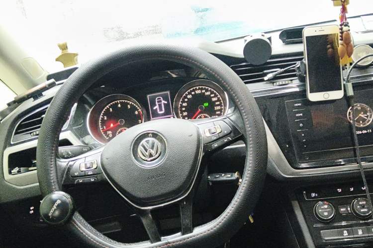 Used Volkswagen Touran 2016 Volkswagen Touran L 280TSI DSG Comfort Edition Steering Wheel