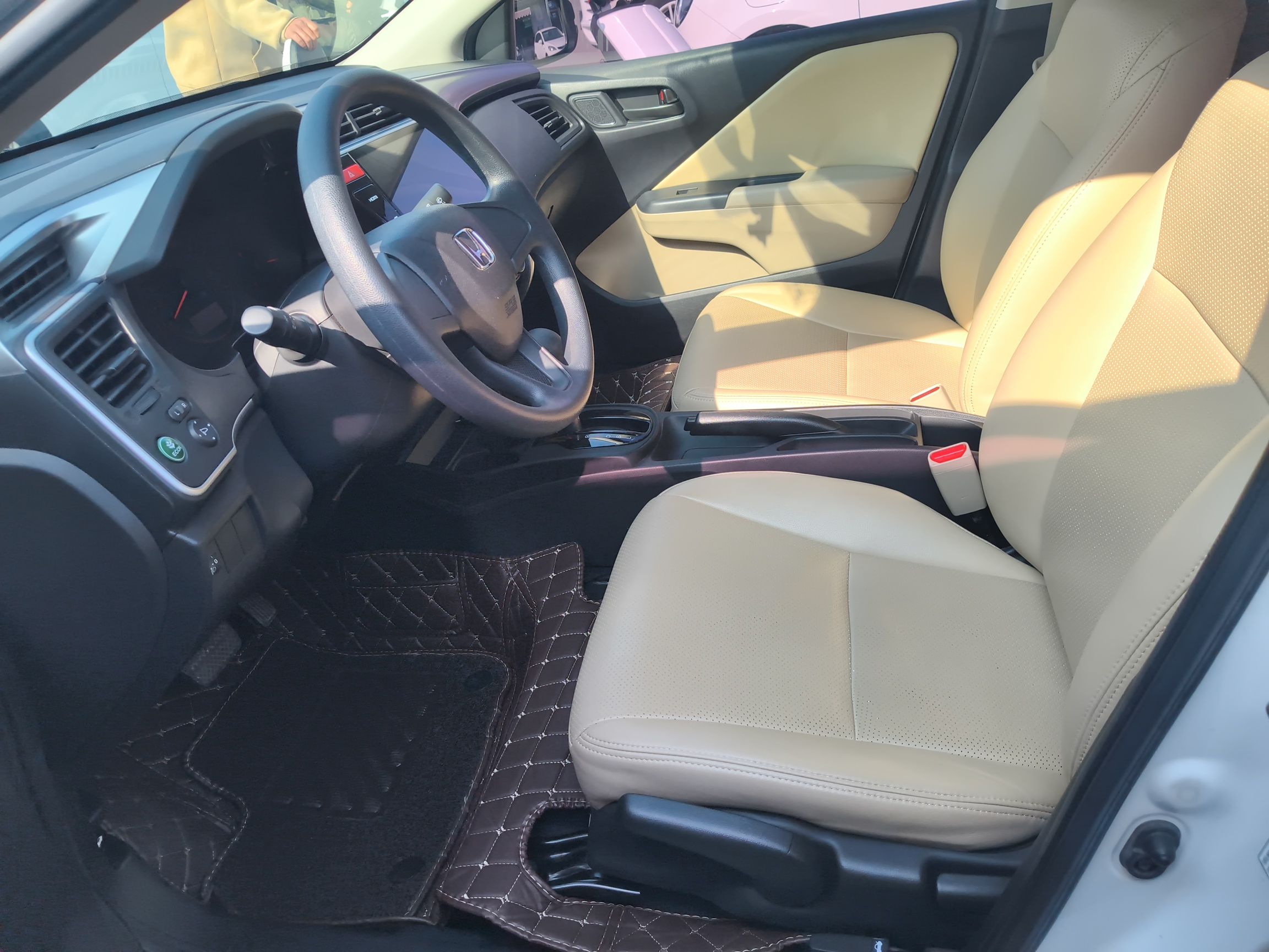 Переднее сиденье в автомобиле