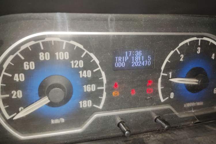 Used SAIC MAXUS Xintu V80 2012 2.5T Mid-Roof Value-Added Logistics Version A Odometer Close Up