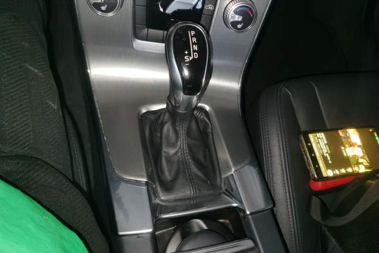 Used Volvo S60 2015 S60L 2.0T Zhiyuan Edition
