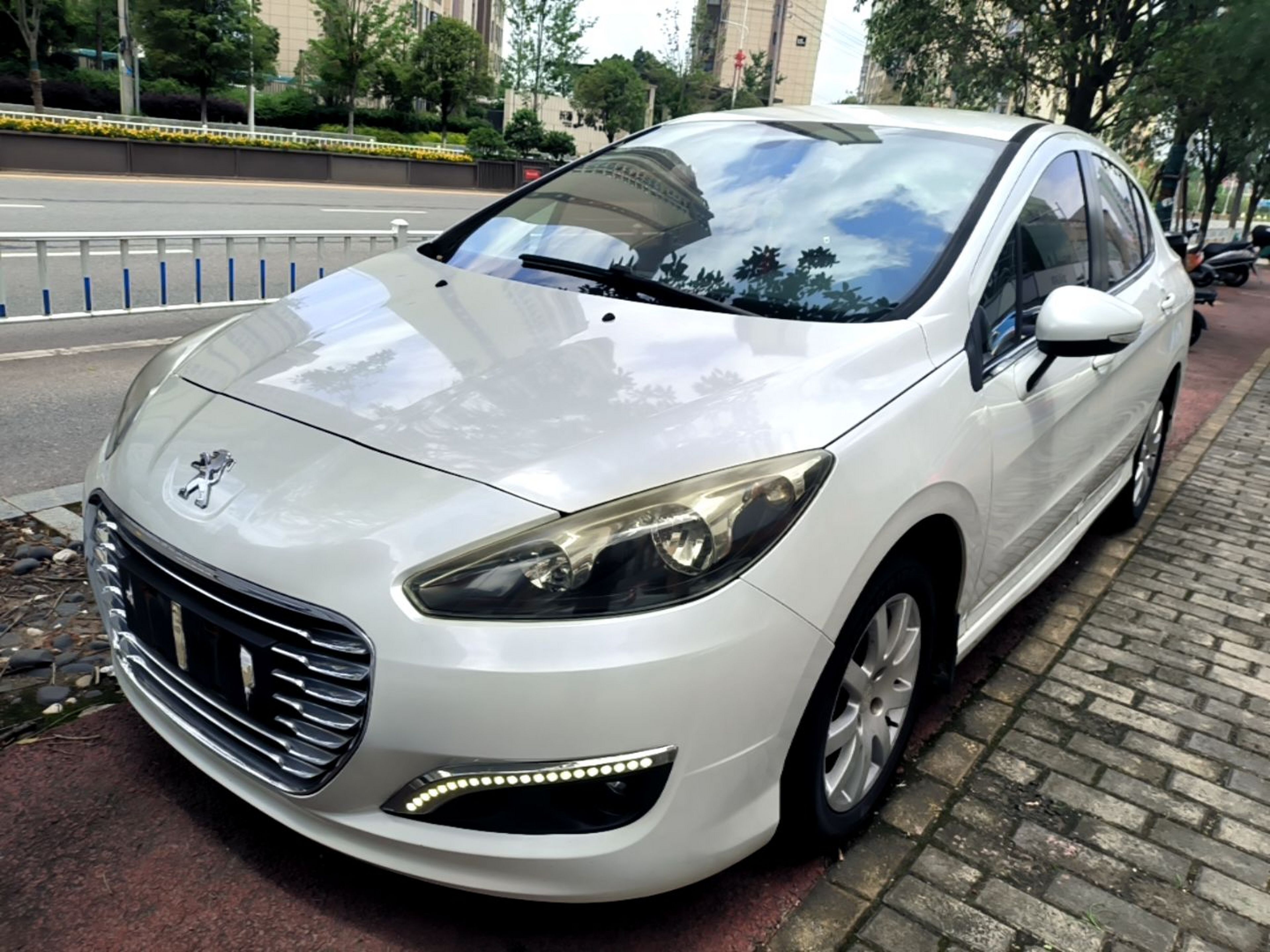 Sob a frente do carro