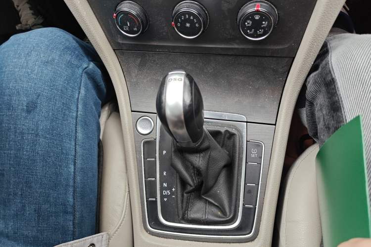 Used Volkswagen Golf 2014 1.4TSI Automatic Luxury Model Gear Lever