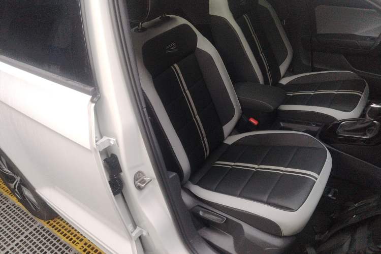 Used Volkswagen T-ROC 2023 300TSI DSG Two-Wheel-Drive Chen Guang Edition Right Front Seat