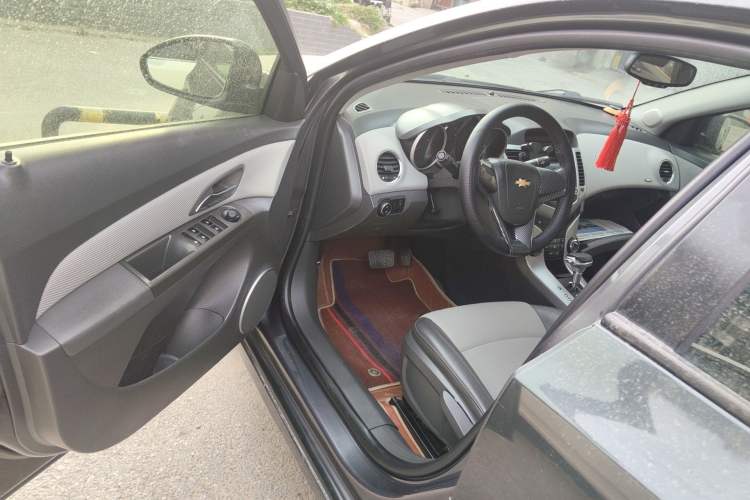 Used Chevrolet Cruze 2012 1.8L SE AT Driver Seat