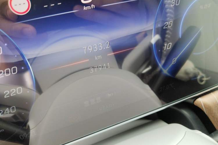 Used Mercedes-Benz EQE 2022 350 Luxury Edition Odometer Close Up