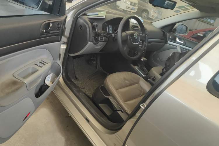 Used Skoda Octavia 2013 1.6L Automatic Elegance Edition Driver Seat