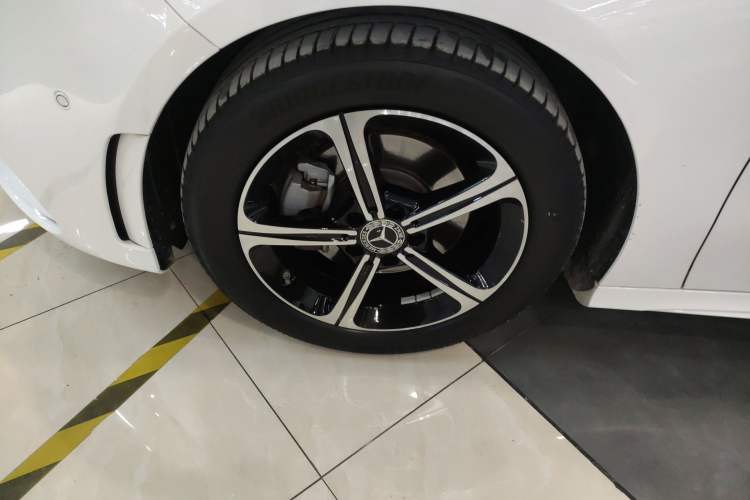 Used Mercedes-Benz A-Class 2022 Revised Version A 200 L Sport Sedan Fashionable Style Left Front Wheel Hub
