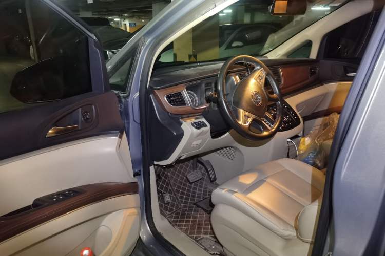 Used Buick GL8 2018 28T Luxury Model China VI Standard Driver Seat