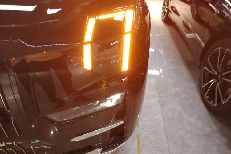 Used Zeekr 009 2024 7-Seater Walk-Through Version Four-Wheel Drive 108 kWh Left Front Headlight