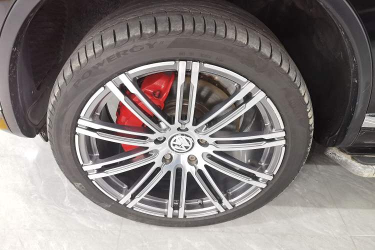 Used Volkswagen Touareg 2017 3.0 TSI Touareg Model Left Front Wheel Hub