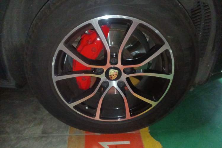 Used Porsche Cayenne 2018 Cayenne 3.0T Right Front Wheel Hub