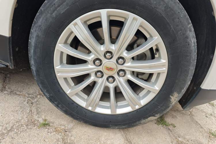 Used Cadillac XT5 2018 28E Four-Wheel Drive Tech Version Right Front Wheel Hub
