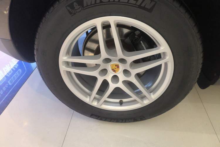 Used Porsche Macan 2018 Macan 2.0T Right Rear Wheel Hub