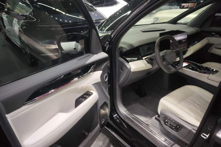 Used Zeekr 009 2024 Six-Seat Executive Version 4WD 108 kWh Driver Seat