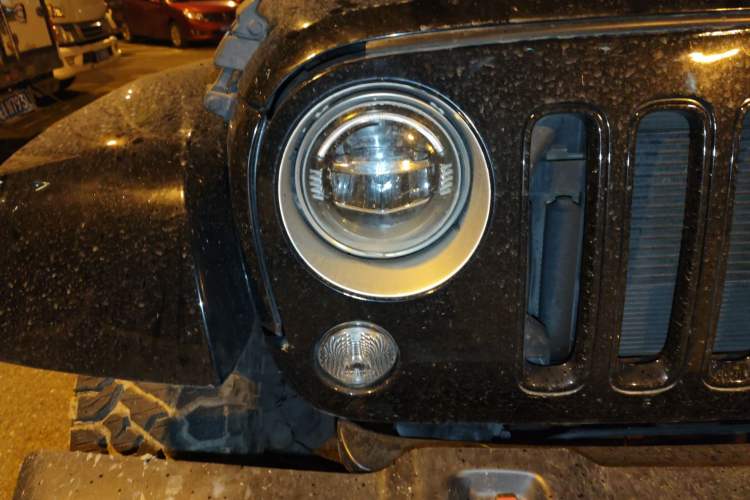 Used Jeep Wrangler 2017 3.0L Sahara Four-Door Comfort Edition Right Front Headlight