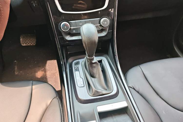 Used JMC Yusheng S330 2016 1.5L GTDi Automatic Two-Wheel Drive Comfort Edition Gear Lever