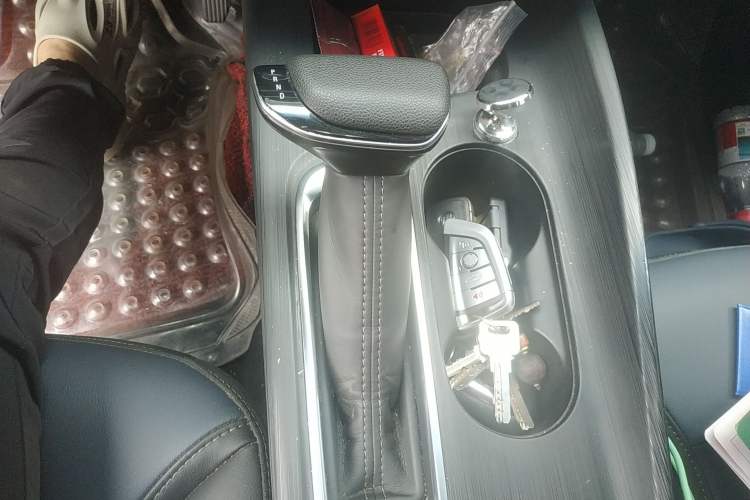 Used Buick Velite 6 2023 Revised Version 430 km Range – Commuter Edition Gear Lever