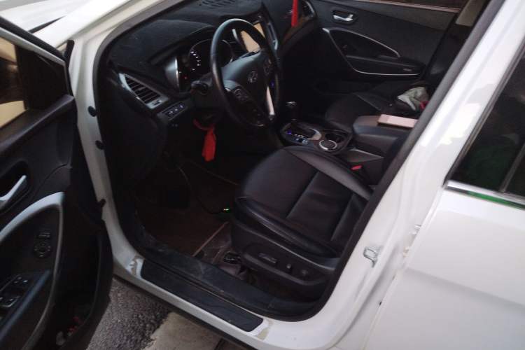 Used Hyundai Santa Fe 2015 2.0T Automatic Two-Wheel Drive Smart Version 5 Seats