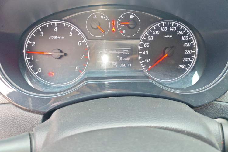 Used Nissan Tiida 2011 1.6T M-CVT Dynamic Edition Odometer Close Up