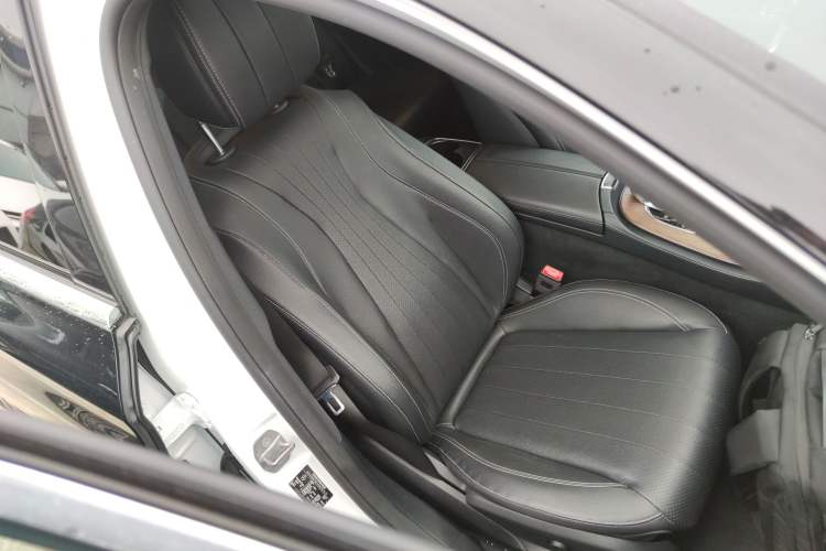 Used Mercedes-Benz E-Class 2018 Facelift E 300 L Luxury Edition
