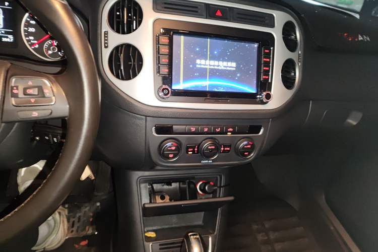 Used Volkswagen Tiguan 2016 280TSI Automatic Two-Wheel Drive Silk Road Comfort Edition Audio And AC Panel