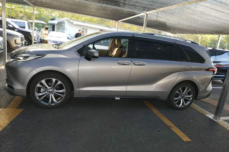 Used Toyota Sienna 2021 2.5L Hybrid Ultimate Edition