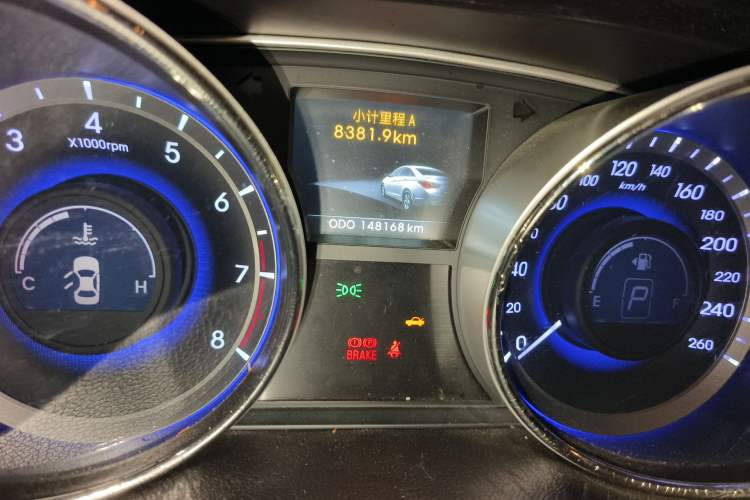 Used Hyundai Sonata 2015 Classic 2.0L Automatic Luxury Edition Odometer Close Up