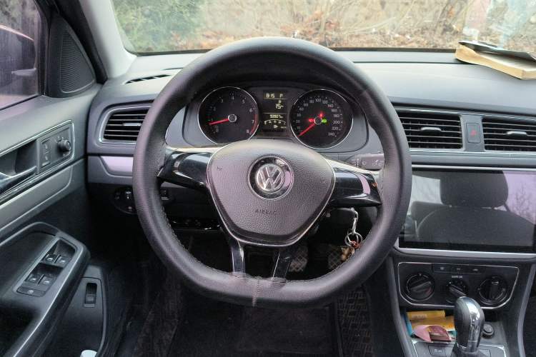 Used Volkswagen Lavida 2015 1.6L Automatic Comfort Edition
