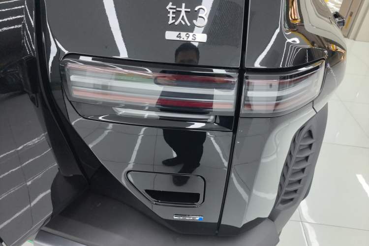 Used Formula Leopard Titanium 3 2025 501KM All-Wheel Drive Intelligent Driving Ultra Version Right Rear Taillight