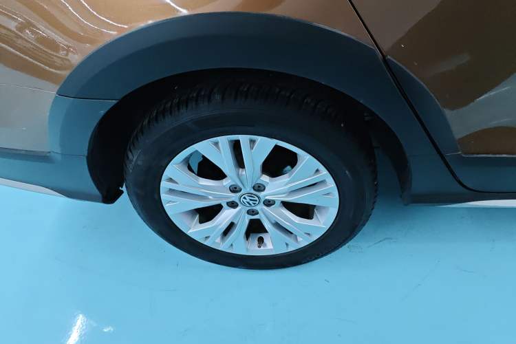 Used Volkswagen C-TREK 2017 1.6L Automatic Comfort Model Right Rear Wheel Hub