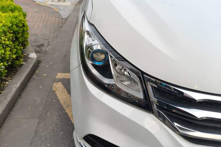 Used SAIC MAXUS G10 2019 Facelift PLUS 2.0T Automatic Elite Edition China VI Right Front Headlight