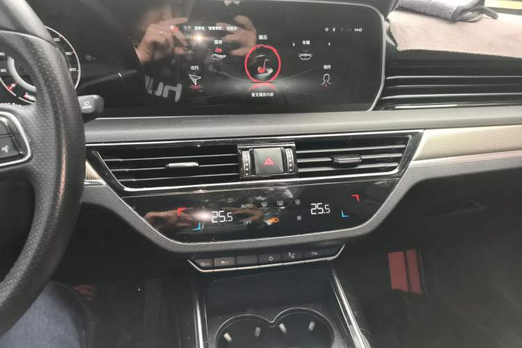 Used Hongqi HS5 2022 2.0T Smart Connect Flagship All-Wheel Drive LeGou Edition Audio And AC Panel