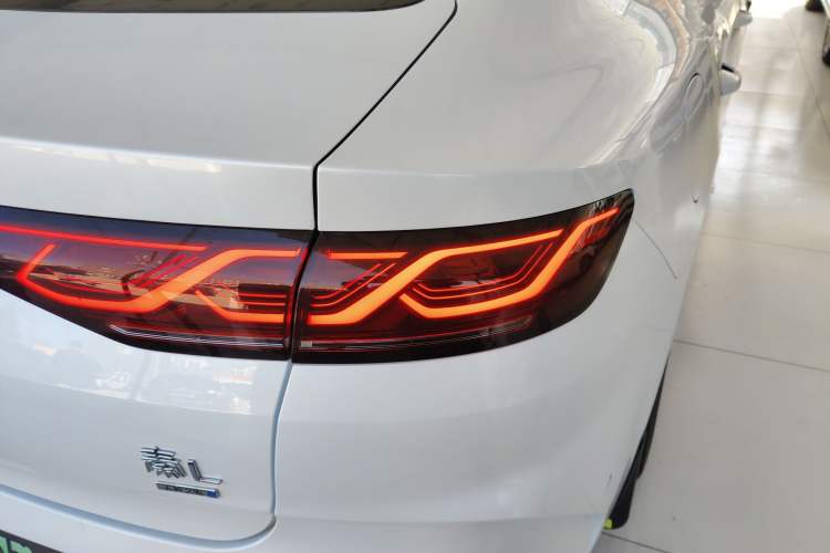 Used BYD Qin L 2025 DM-i Smart Drive 80KM Leading Model Right Rear Taillight