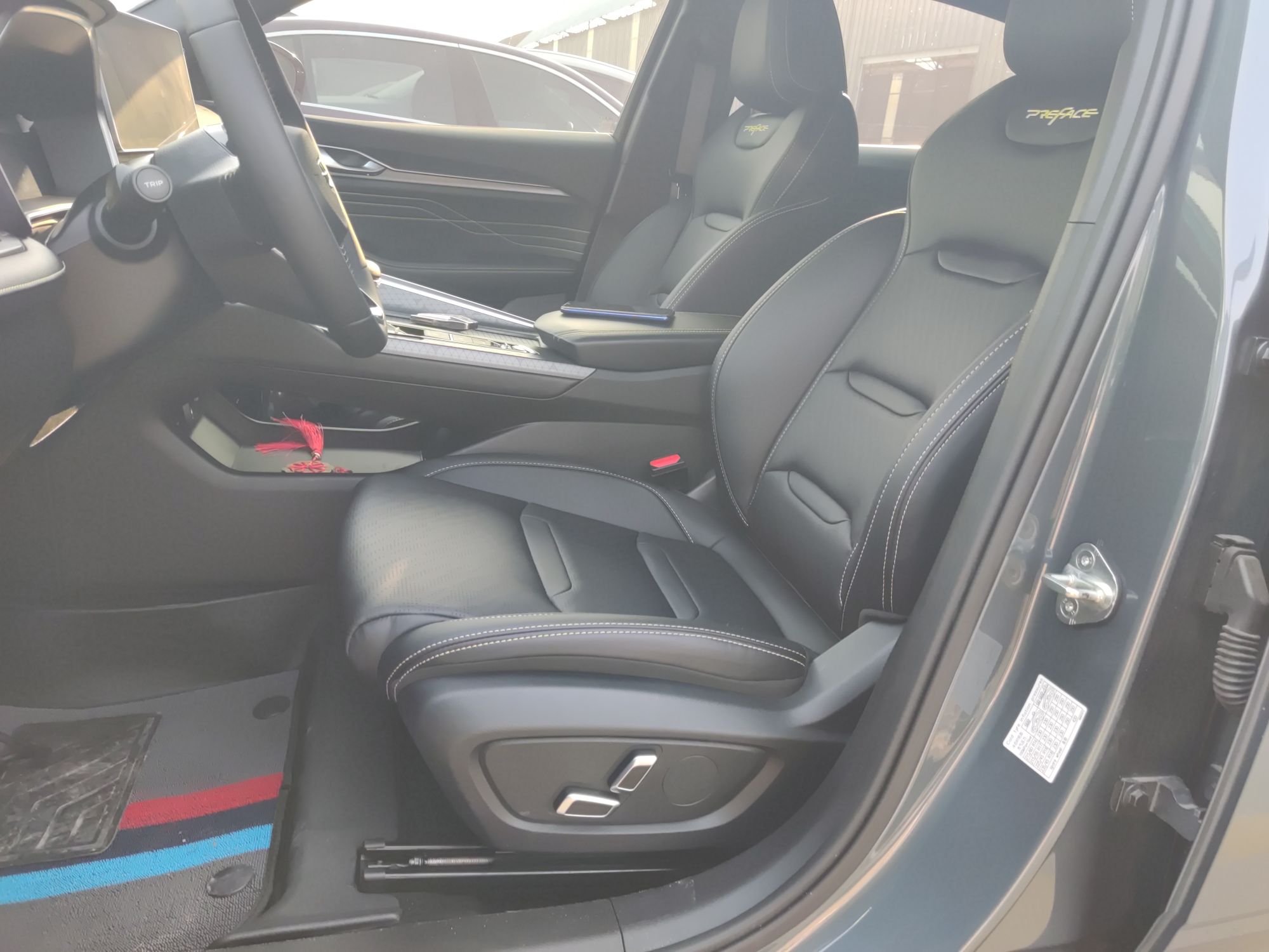 Переднее сиденье в автомобиле