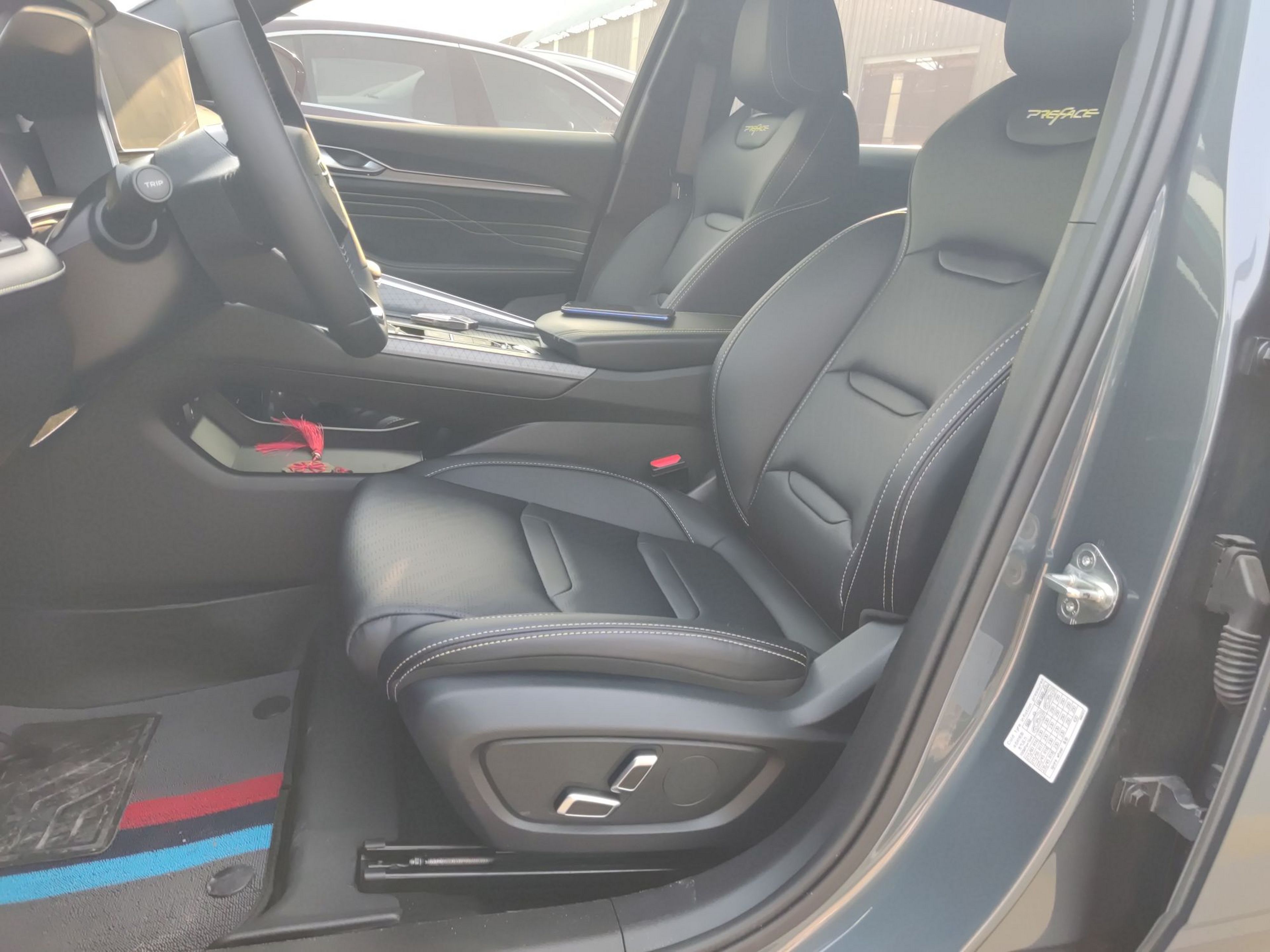 Переднее сиденье в автомобиле