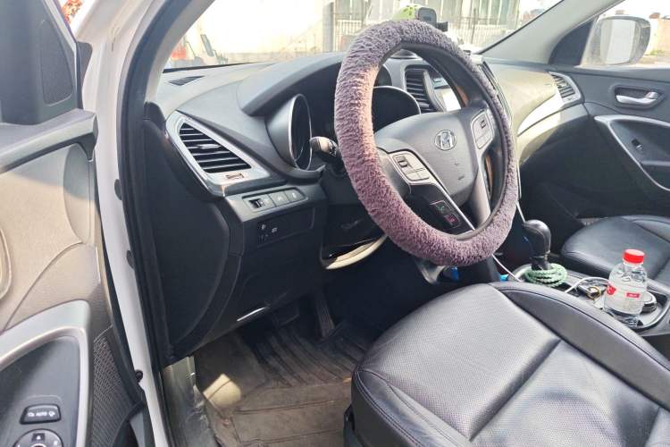 Used Hyundai Santa Fe 2015 2.4L Automatic Two-Wheel Drive Smart Version 5 Seats