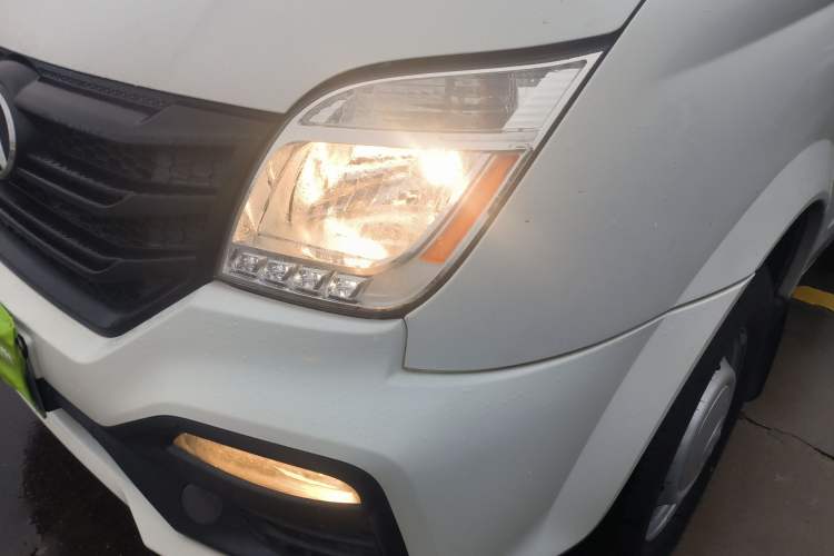 Used SAIC MAXUS Xintu V80 2018 2.5T 6-speed manual Aoyuntong short-wheelbase ultra-low roof 5- or 6-seat model Left Front Headlight