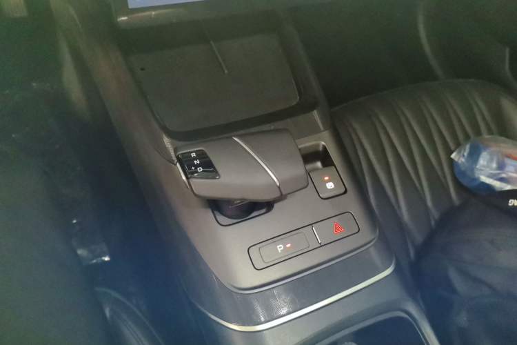 Used CHANGAN Eado DD 2023 Blue Whale NE 1.5T GDI DCT Navigation Model Gear Lever