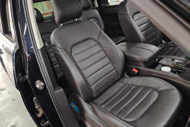 Used Volkswagen Teramont 2017 330TSI Two-Wheel-Drive Luxury Edition Right Front Seat