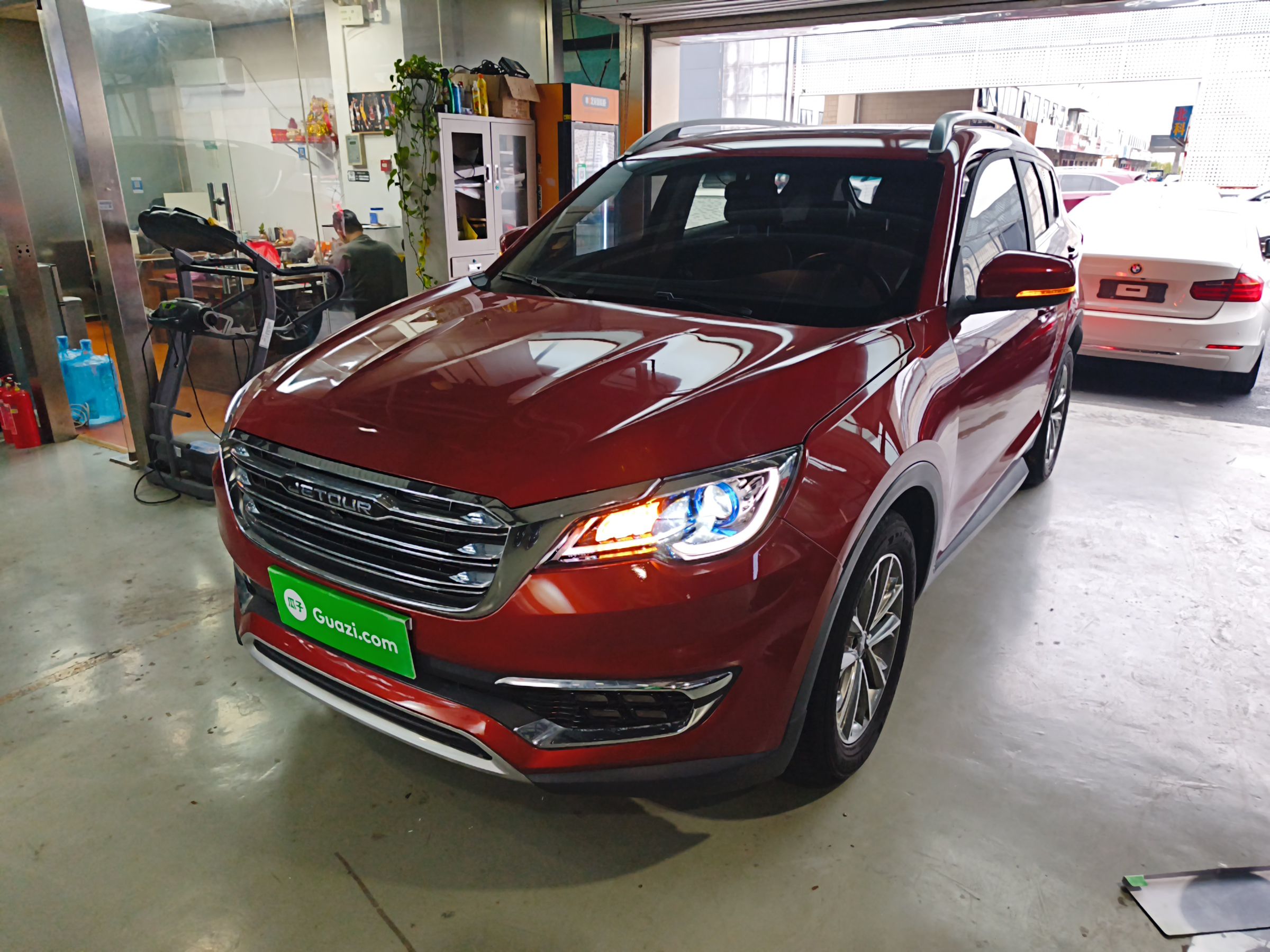 تحت مقدمة السيارة