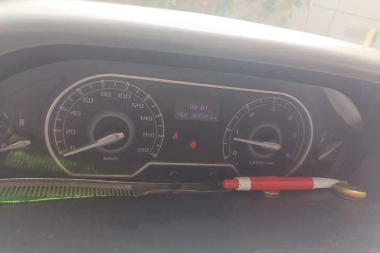 Used SAIC MAXUS Xintu V80 2018 2.5T 6-speed manual Aoyuntong short-wheelbase ultra-low roof 5- or 6-seat model
