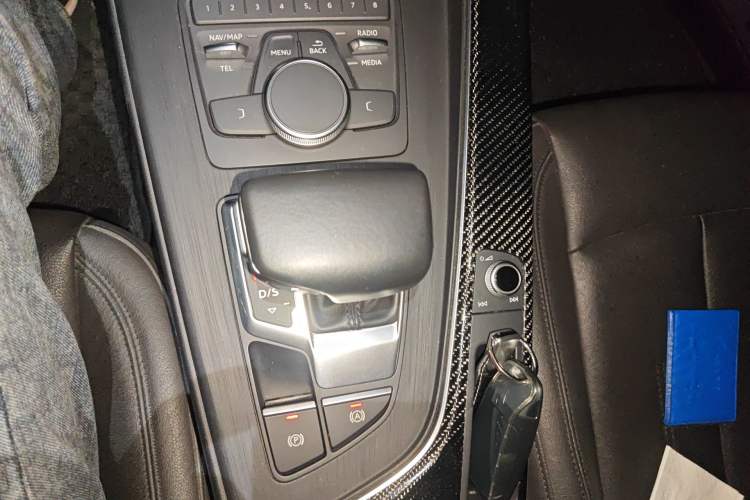 Used Audi A4L 2018 30th Anniversary Edition 40 TFSI Trendy Model Gear Lever