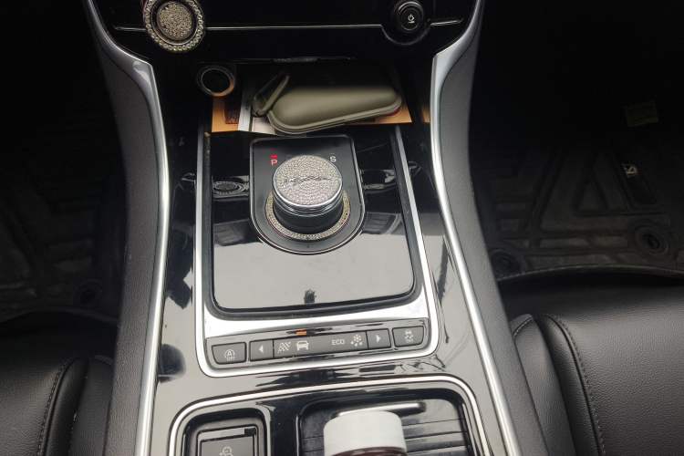 Used Jaguar XEL 2018 2.0T 200 PS Elite Edition Gear Lever